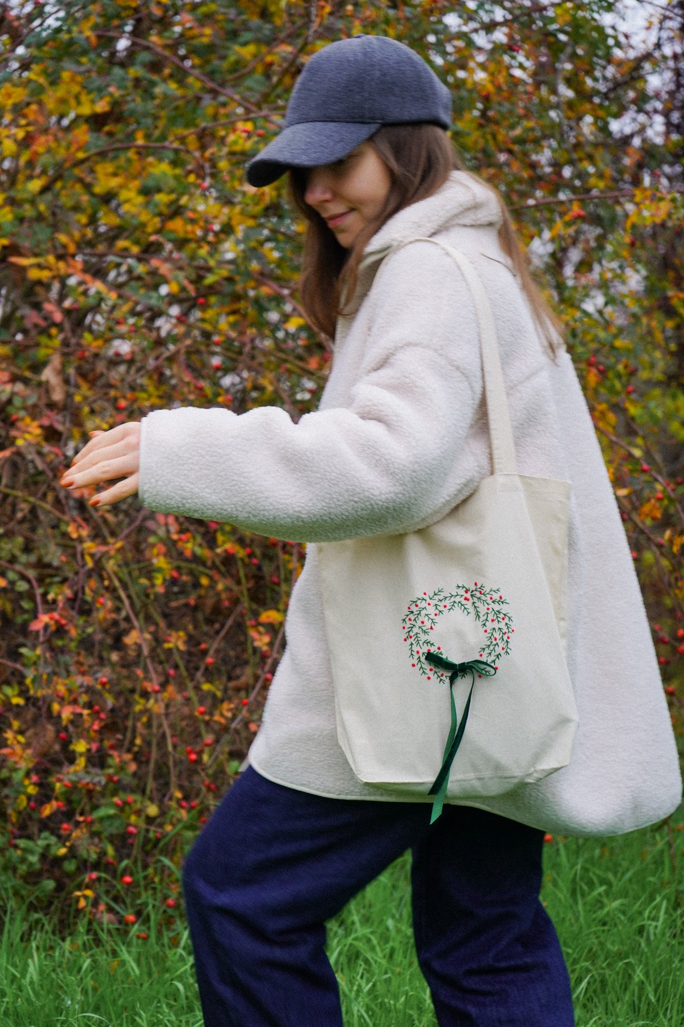 "The Merry Carry" - hand embroidered linen bag - Image 2