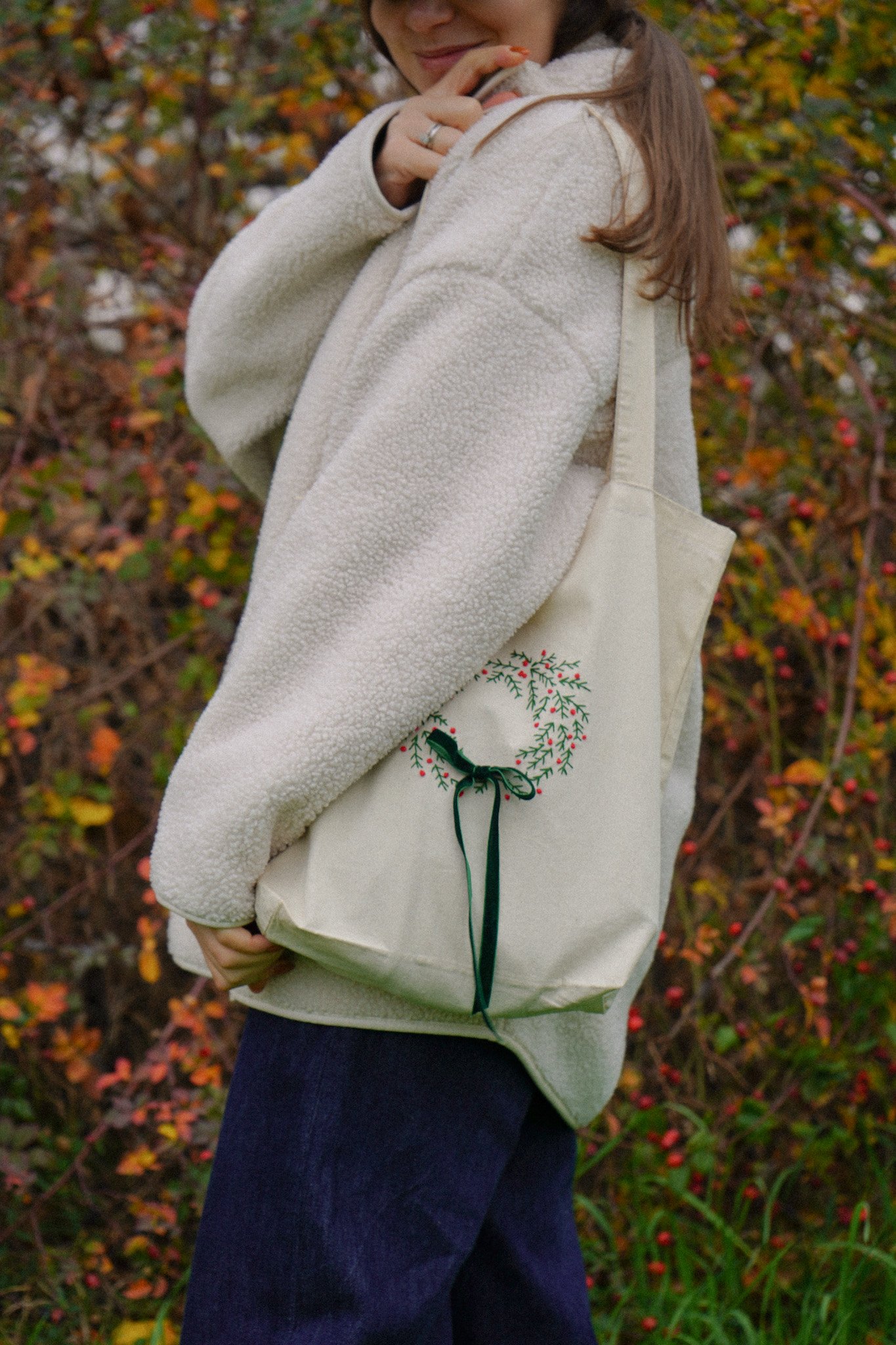 "The Merry Carry" - hand embroidered linen bag - Image 3