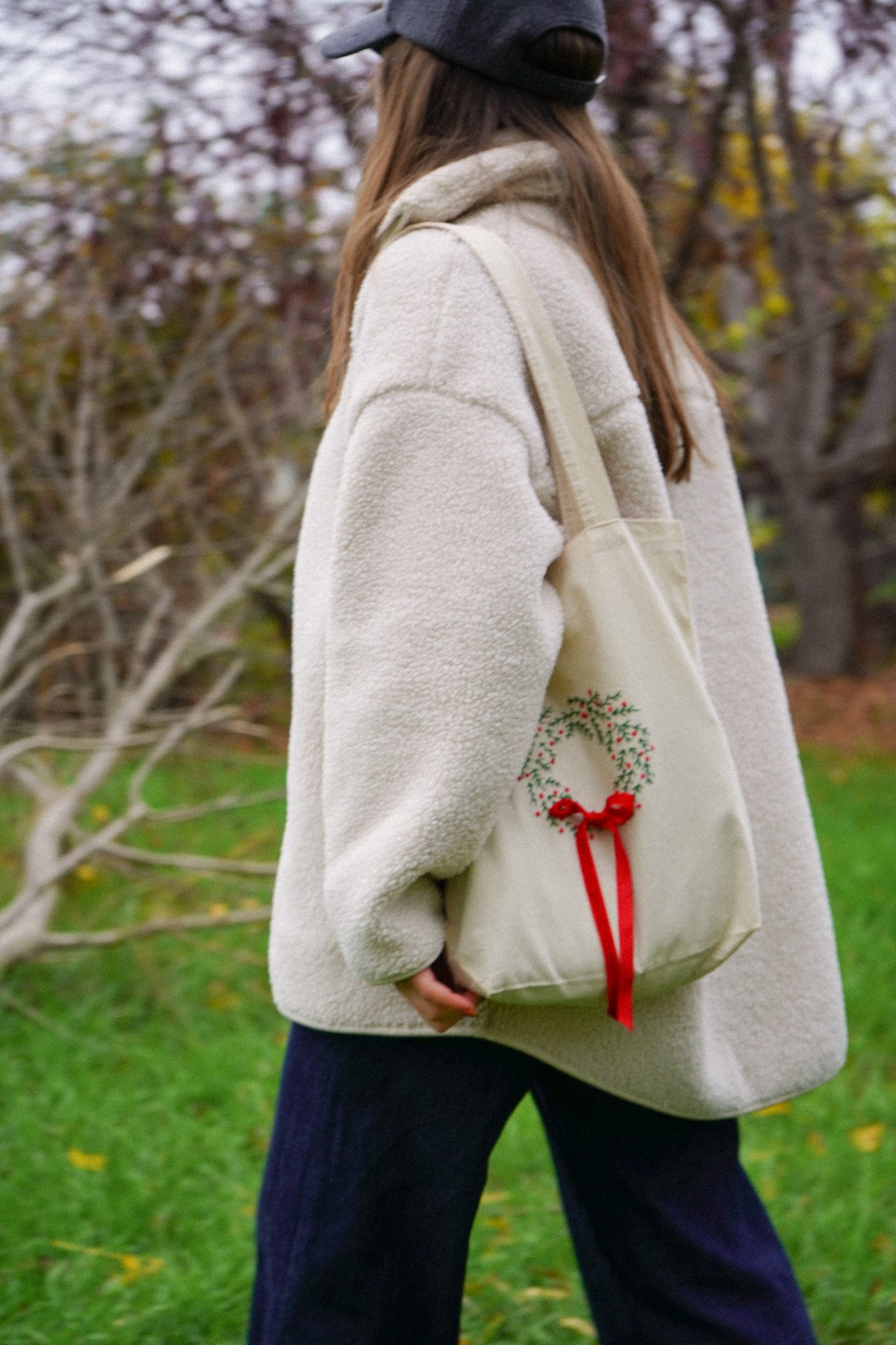 "The Merry Carry" - hand embroidered linen bag - Image 6